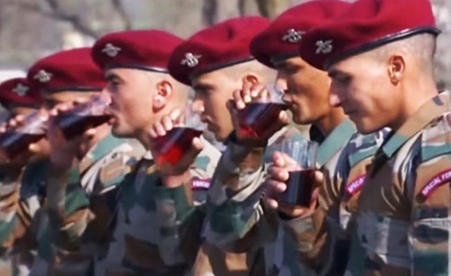 Абсолютно бесстрашные элитные спецназовцы индийской армии, которые «едят стекло»