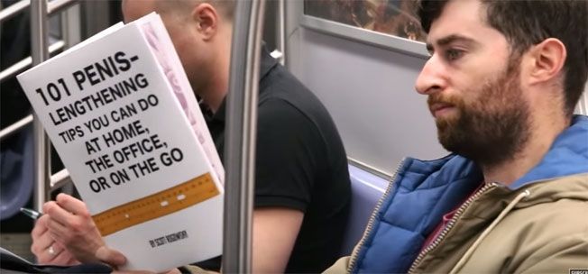 Este tipo hace portadas de libros falsas y las lee en el metro para escandalizar a los pasajeros al azar
