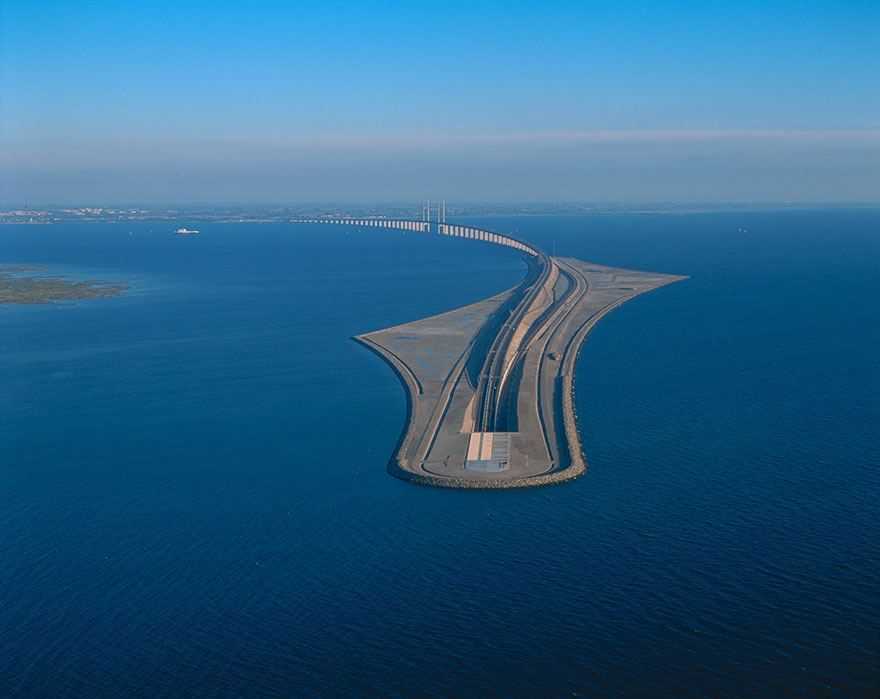 Ez a látványos híd, amely Dániát és Svédországot összeköti, valójában egy vízalatti alagúttá válik
