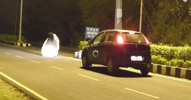 Esta broma de fantasmas salió terriblemente mal cuando el conductor asustado atropelló al fantasma
