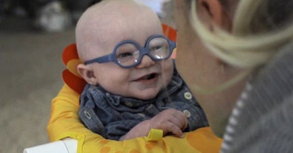 Un bebè cec veu la mare per primera vegada