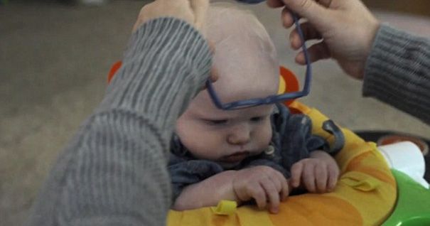 Un bebè cec veu la mare per primera vegada