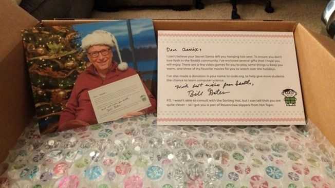 ¡Esta mujer consiguió a Bill Gates como su Papá Noel secreto en un intercambio de regalos de Reddit y estamos tan celosos!