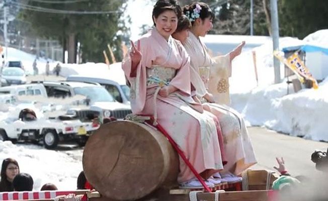Festival plodnosti Hodare: japonska parada penisa, kjer so ženske sedele na lesenem penisu