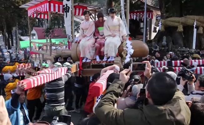 Hodare termékenységi fesztivál: Japán pénisz felvonulás, ahol a nők egy fa péniszen ültek