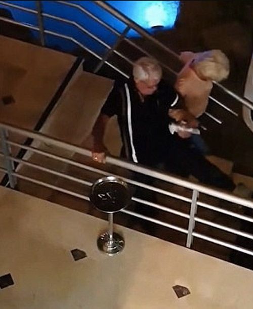 Full eldre par prøver på morsom måte å klare seg ned trappene