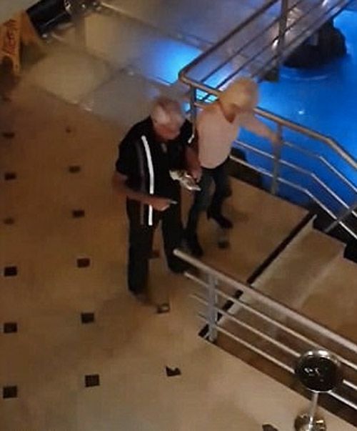 Full eldre par prøver å komme seg ned trappene, men mislykkes på den morsomste måten