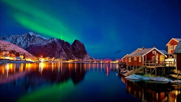 Satriecoši Norvēģijas nakts debesu attēli