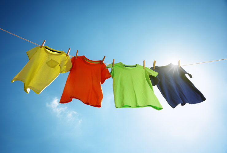 hur länge stannar coronavirus på kläder och hur man tvättar dem