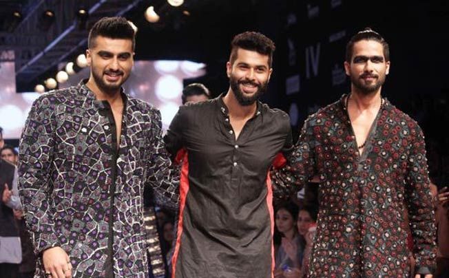 Les créateurs de mode pour hommes en Inde valent leur sel