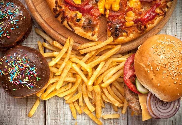 Así es como puedes comer comida chatarra y aún así perder grasa