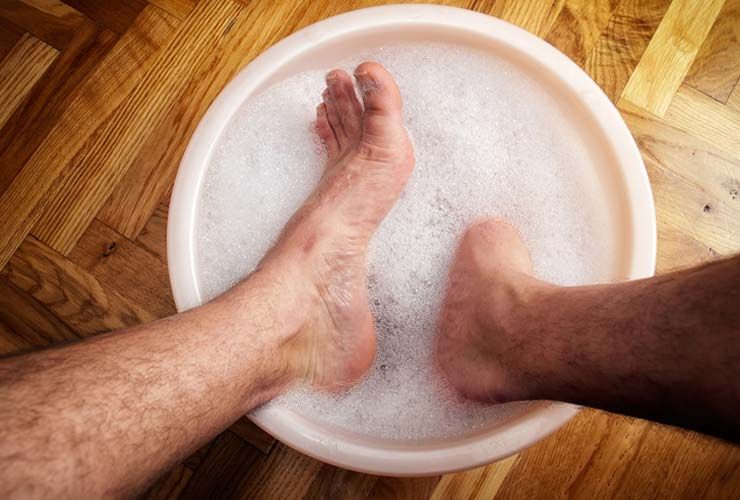बदबूदार पैरों से छुटकारा पाने के लिए 4 सुपर आसान घरेलू उपचार
