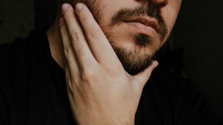 5 tipičnih napak, ki jih moški naredijo med odraščanjem neenakomerne brade