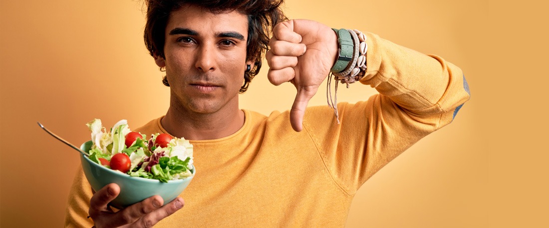 fiatalember hüvelykujját lefelé salátával