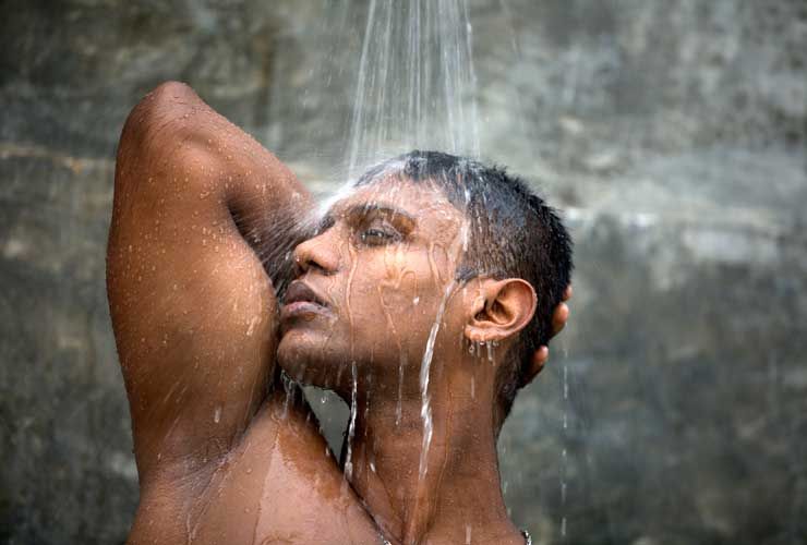 6 أشياء يجب على الرجال عدم القيام بها عند غسل المنشعب