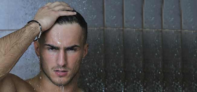 Cómo los hombres deben lavarse el cabello con champú