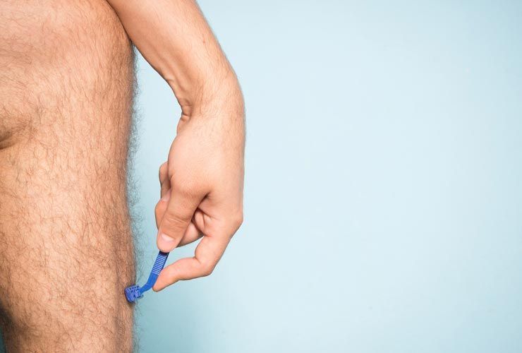 7 dalykai, kuriuos kiekvienas vaikinas turi žinoti apie kojų skutimąsi