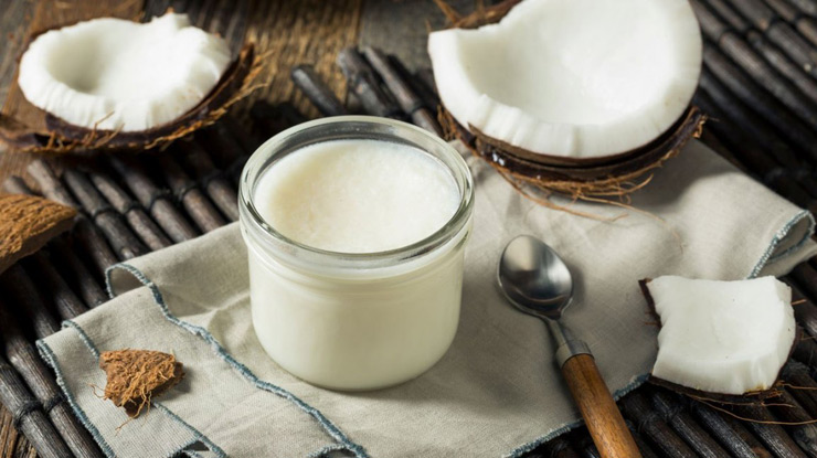 4 modi facili per gli uomini di usare l'olio di cocco per la loro pelle e risolvere i problemi di acne